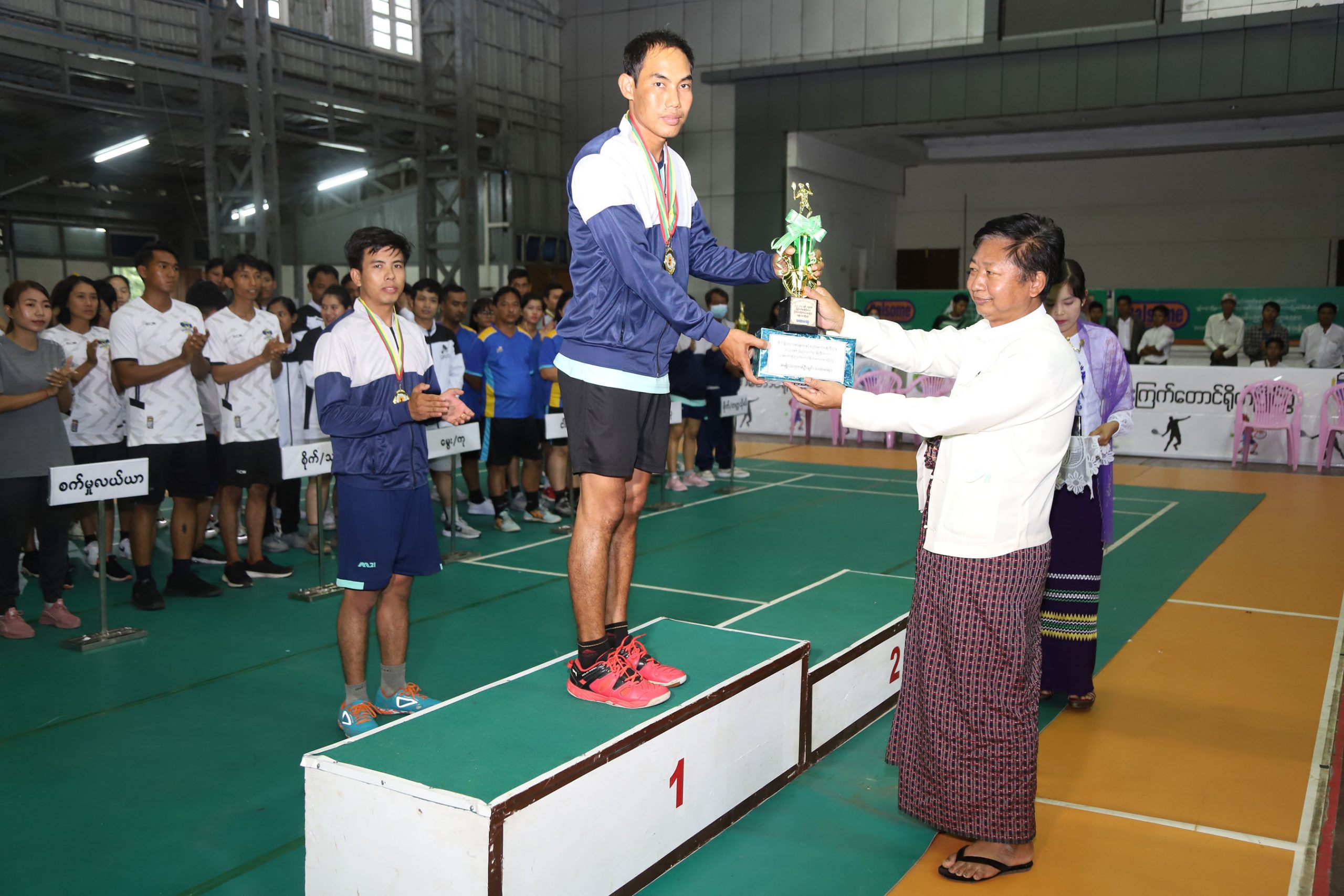 စိုက်ပျိုးရေး၊မွေးမြူရေးနှင့်ဆည်မြောင်းဝန်ကြီးဌာန ပြည်ထောင်စုဝန်ကြီးဖလား ဌာနပေါင်းစုံ ကြက်တောင်ရိုက်အားကစားပြိုင်ပွဲ နောက်ဆုံး ဗိုလ်လုပွဲ နှင့် ဆုချီးမြှင့်ပွဲ အခမ်းအနားကို ဩဂုတ်လ (၁၂)ရက်နေ့ ညနေပိုင်း က ပျဉ်းမနား ပေါင်းလောင်း အားကစားခန်းမ ၌ ကျင်းပပြုလုပ်ရာ အခမ်းအနား သို့ ပြည်ထောင်စုဝန်ကြီး ဦးတင်ထွဋ်ဦး ၊ အမြဲတမ်းအတွင်းဝန် ဦးကျော်မင်းဦး နှင့် ဦးစီးဌာနများမှ ညွှန်ကြားရေးမှူးချုပ်များ၊ ဒုတိယညွှန်ကြားရေးမှူးချုပ်များ ၊ အရာထမ်းအမှုထမ်းများ၊ အားကစားနှင့်ကာယပညာဦးစီးဌာန မှ အကဲဖြတ် ဒိုင်များ အဖြစ် တာဝန်ယူဆောင်ရွက်ပေးခဲ့ကြသည့် အားကစား ပညာရှင်များ နှင့် ဦးစီးဌာနအလိုက် နိုင်ငံဝန်ထမ်း ကြက်တောင်ရိုက် အားကစားအသင်းများ တက်ရောက်ကြပြီး စိုက်ပျိုးရေးတက္ကသိုလ် အသင်း နှင့် မွေးမြူရေးနှင့်ကုသရေးဦးစီးဌာနအသင်းတို့ ၏ နောက်ဆုံးဗိုလ်လုယှဉ်ပြိုင်ကစားပွဲကို ကြည့်ရှုအားပေးကြသည်။ ထို့နောက်ဆုပေးပွဲကို ဆက်လက်ကျင်းပရာ ပြည်ထောင်စုဝန်ကြီး က တံခွန်စိုက် ဆုဖလား ရရှိသည့် စိုက်ပျိုးရေးတက္ကသိုလ် ကိုယ်စားပြု ကြက်တောင်ရိုက် အားကစားအသင်း ကို လည်းကောင်း၊ တစ်ဦးချင်းဆုများ နှင့် အသင်းလိုက်ဆုများကို အမြဲတမ်းအတွင်းဝန် နှင့် ညွှန်ကြားရေးမှူးချုပ်များ က လည်းကောင်း ဂုဏ်ပြုဆုများ အသီးသီး ပေးအပ်ကြရာ ဆုရအားကစားသမားများ နှင့် အသင်း ခေါင်းဆောင်များ က လက်ခံရယူခဲ့ကြသည်။ စိုက်ပျိုးရေး၊မွေးမြူရေးနှင့်ဆည်မြောင်းဝန်ကြီးဌာန ပြည်ထောင်စုဝန်ကြီးဖလား ဌာနပေါင်းစုံ ကြက်တောင်ရိုက်အားကစားပြိုင်ပွဲ ကို ဩဂုတ်လ(၉)ရက်မှ (၁၂)ရက်နေ့အထိ (၄)ရက်ကြာ ကျင်းပ ခဲ့ခြင်း ဖြစ်ပြီး ဦးစီးဌာနများ၊ တက္ကသိုလ်များ တွင် တာဝန်ထမ်းဆောင် လျက်ရှိကြသည့် နိုင်ငံ့ဝန်ထမ်းများ က သက်ဆိုင်ရာ ဌာနကိုယ်စားပြုအသင်းများအဖြစ် ပါဝင်ယှဉ်ပြိုင်ကြခြင်းဖြစ်ကာ အားကစားနှင့် ကာယ ပညာ ဦးစီးဌာန မှ အားကစားပညာရှင်များ က အကဲဖြတ်ဒိုင်များ အဖြစ် တာဝန်ယူဆောင်ရွက်ပေးခဲ့ကြ ခြင်းဖြစ်ကြောင်း၊ စိုက်ပျိုးရေး၊မွေးမြူရေးနှင့်ဆည်မြောင်းဝန်ကြီးဌာနရှိ နိုင်ငံဝန်ထမ်းများ၏ ကိုယ်လက် ကျန်းမာကြံ့ခိုင်ရေး နှင့် စိတ်အပန်းပြေ ပျော်ရွှင် စေရေး တို့အတွက် ဝန်ထမ်းတိုင်း မိမိတို့ ဝါသနာပါရာ အားကစားနည်းများဖြင့် ပါဝင်ယှဉ်ပြိုင်နိုင်ရေး၊ ဌာနအချင်းချင်းအကြား စည်းလုံးညီညွတ်စွာ ပူးပေါင်း ဆောင်ရွက်မှု အားကောင်းလာစေရေးအတွက် အားကစားနည်းများအလိုက် ပြိုင်ပွဲများ ကျင်းပပေး လျက်ရှိကြောင်း သတင်းရရှိသည်။